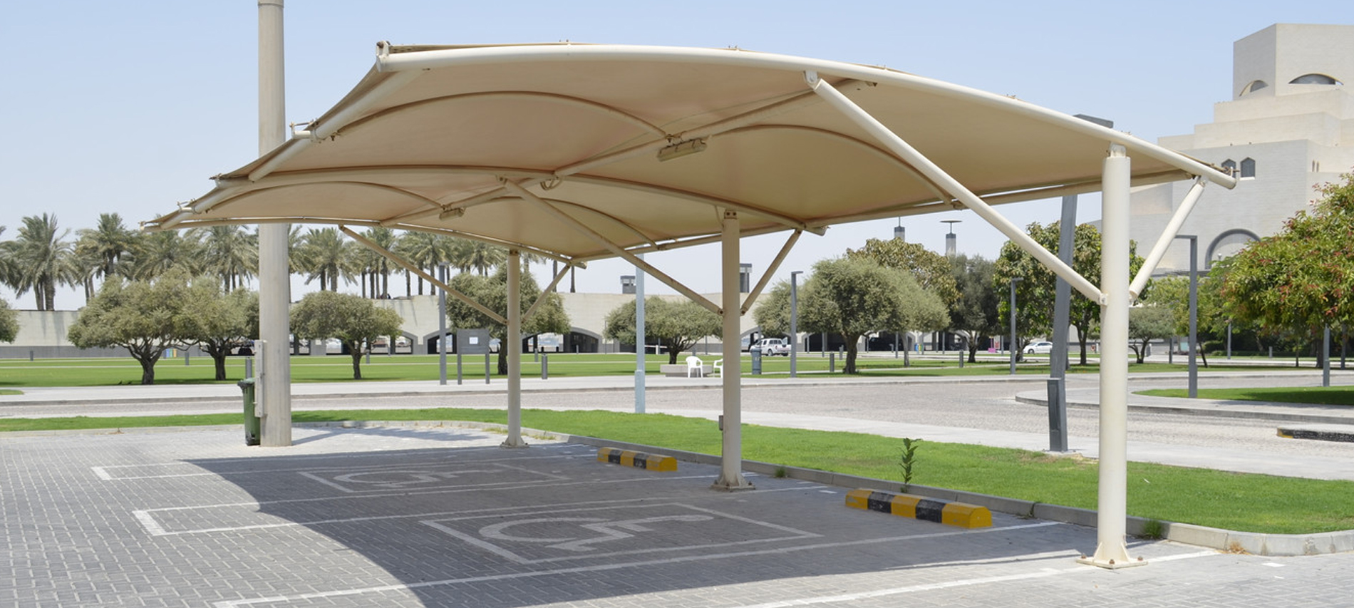 مواقف السيارات والمظلات